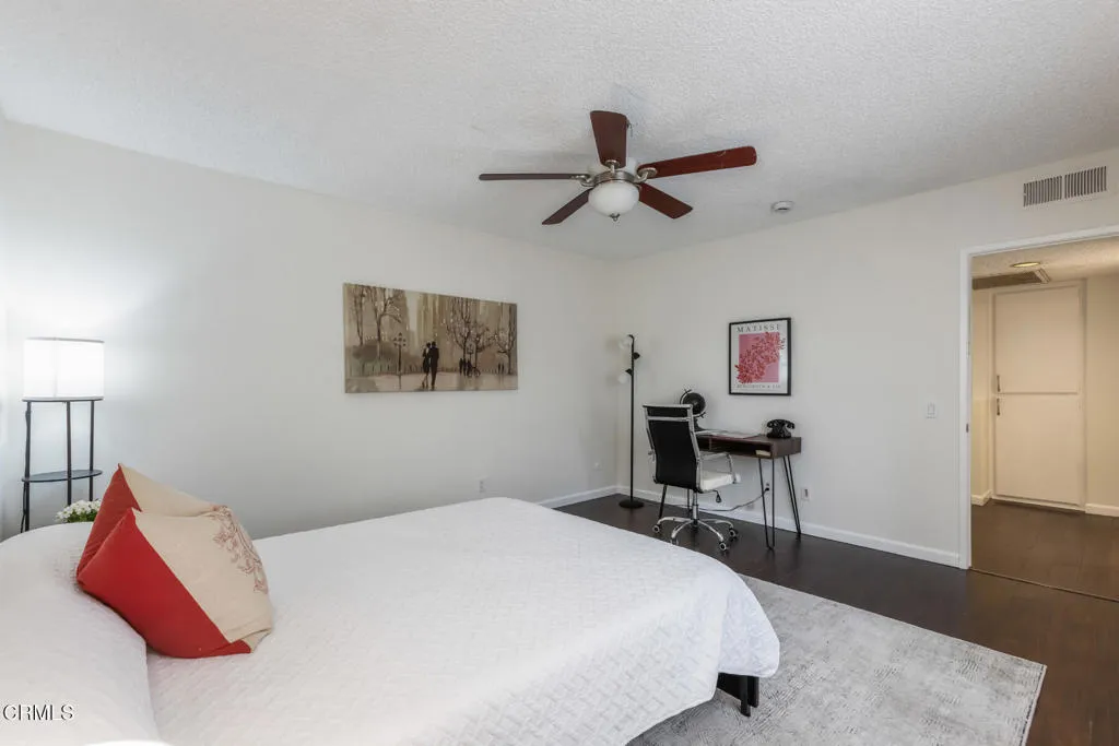 5230 Bellingham Avenue 6, Valley Village, California 91607 home-pic-45