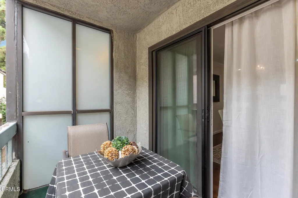 5230 Bellingham Avenue 6, Valley Village, California 91607 home-pic-52