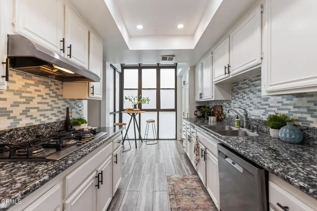 5230 Bellingham Avenue 6, Valley Village, California 91607 home-pic-22