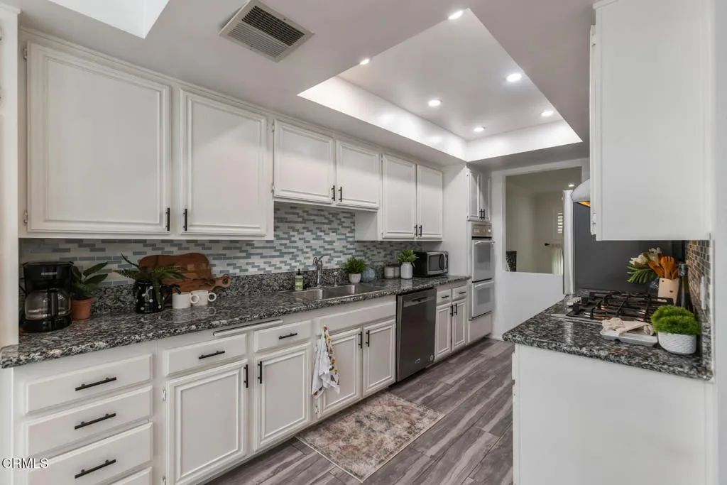 5230 Bellingham Avenue 6, Valley Village, California 91607 home-pic-24