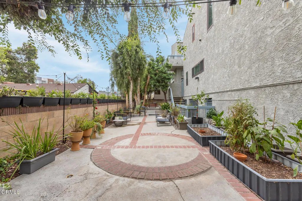5230 Bellingham Avenue 6, Valley Village, California 91607 home-pic-55
