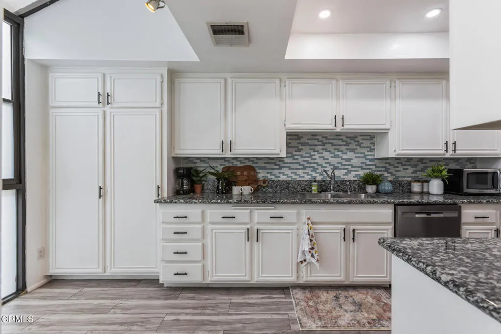 5230 Bellingham Avenue 6, Valley Village, California 91607 home-pic-21