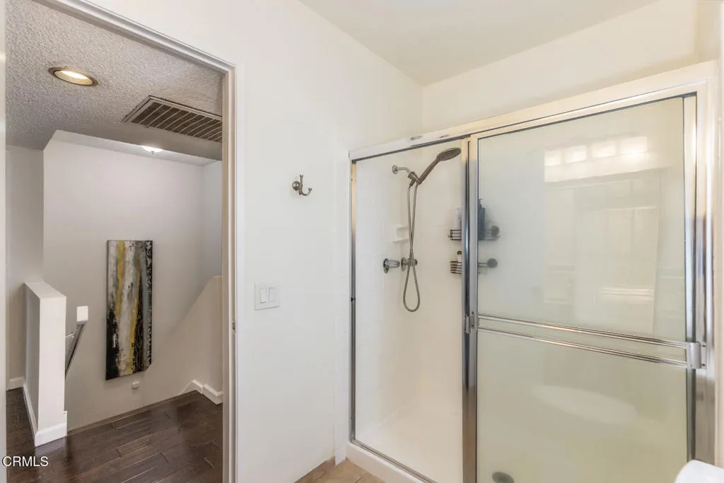 5230 Bellingham Avenue 6, Valley Village, California 91607 home-pic-48