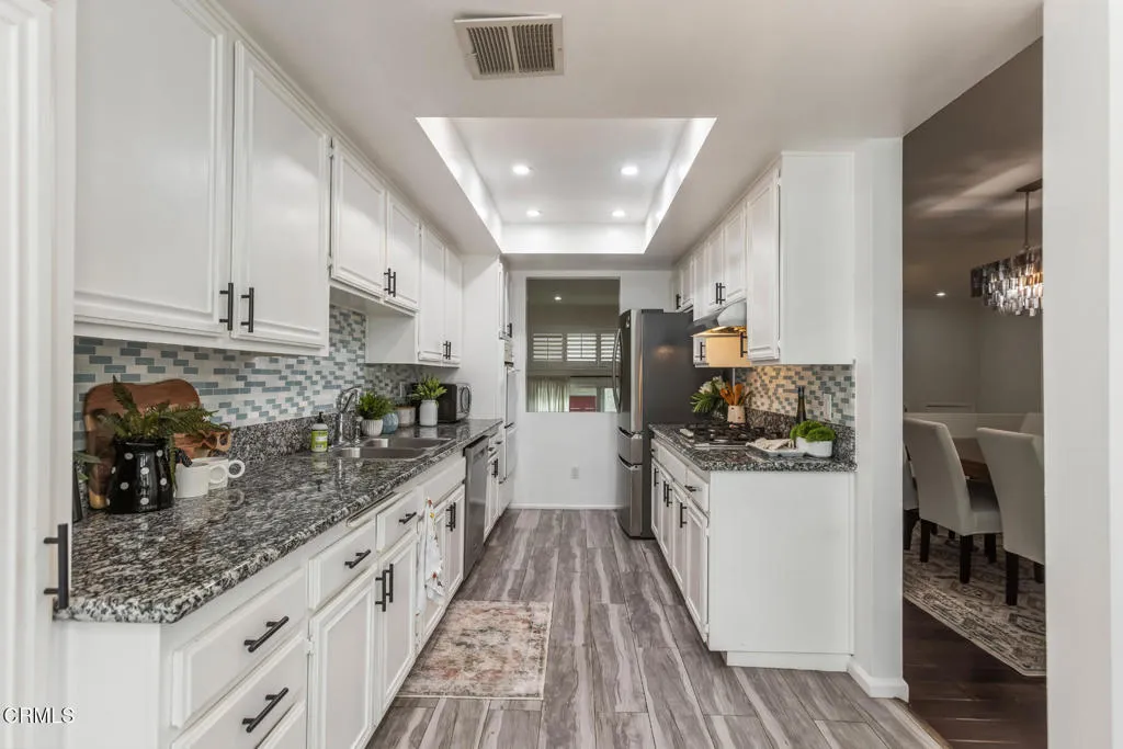 5230 Bellingham Avenue 6, Valley Village, California 91607 home-pic-25