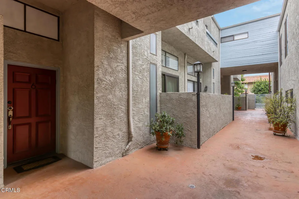 5230 Bellingham Avenue 6, Valley Village, California 91607 home-pic-2