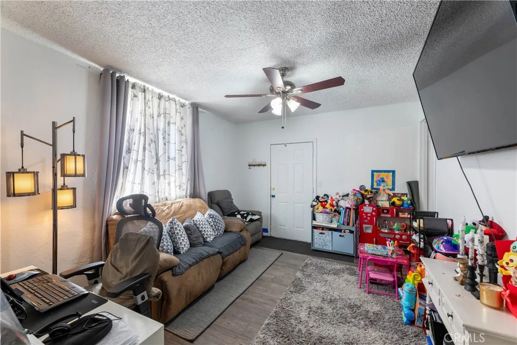 6000 Vinevale, Maywood, California 90270 home-pic-2