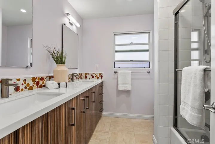 Guest full bathroom.