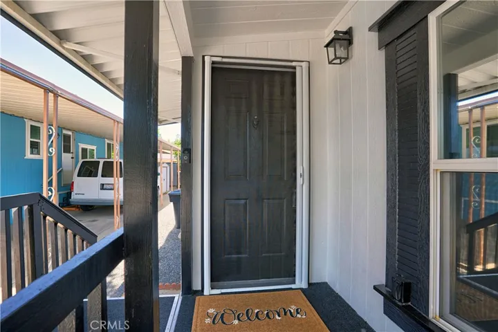 Front Door / Pullout Screen Door