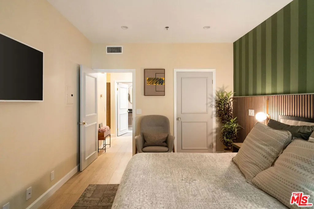 585 N Rossmore Avenue 407, Los Angeles, California 90004 home-pic-20