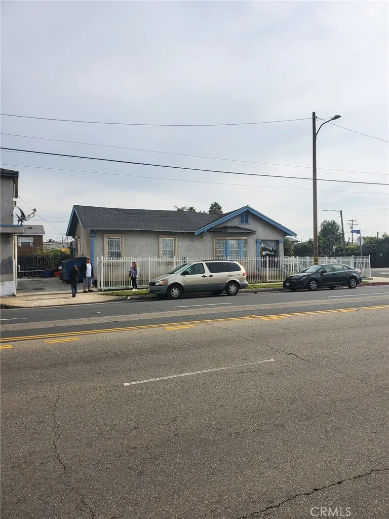 1353 1353 W 90th, Los Angeles, California 90044 home-pic-16