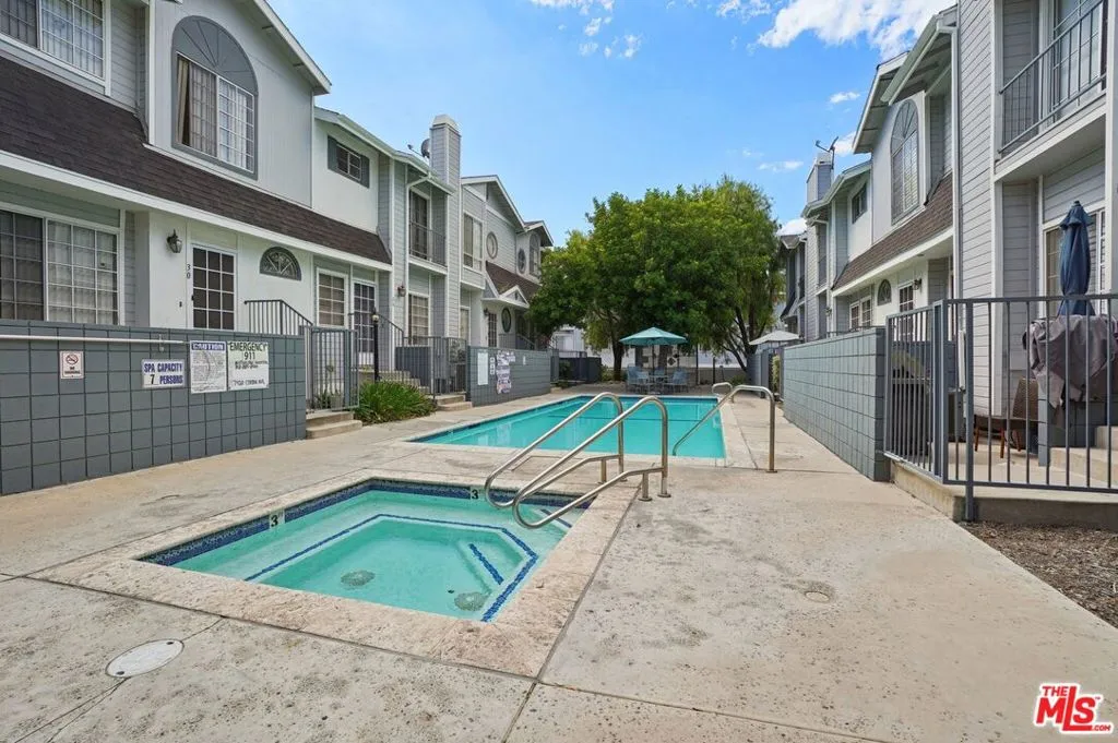 7420 Corbin Avenue 12, Reseda, California 91335 home-pic-25