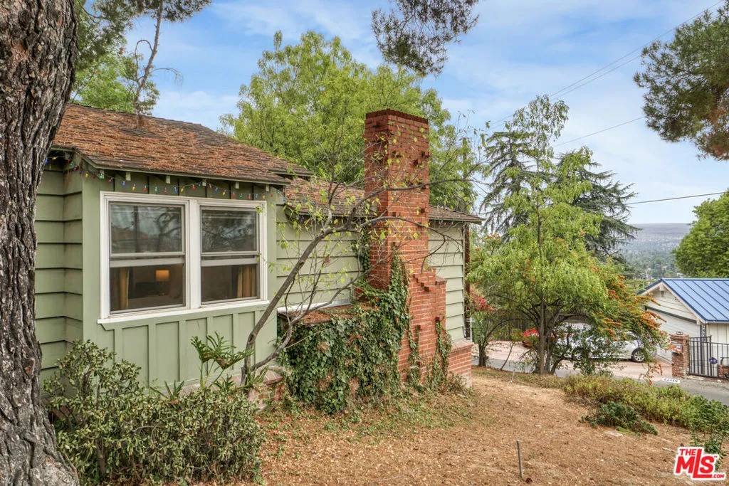 22460 Venido Road, Woodland Hills, California 91364 home-pic-2