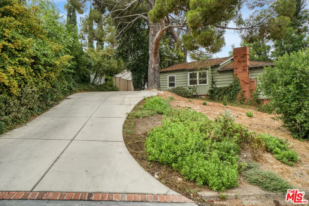 22460 Venido Road, Woodland Hills, California 91364 home-pic-1