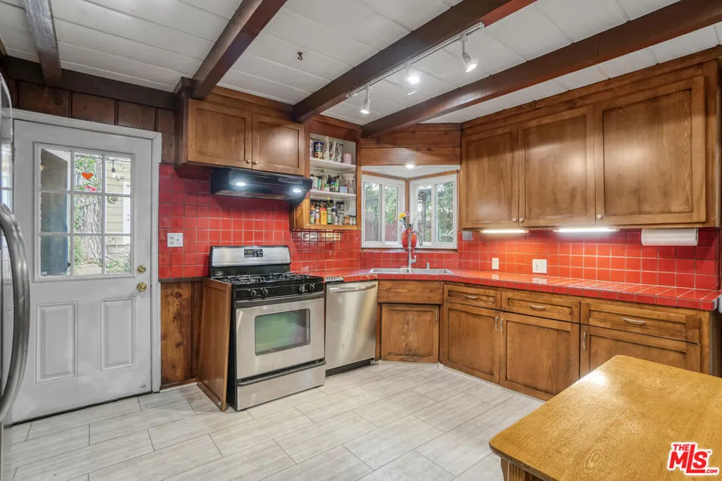 22460 Venido Road, Woodland Hills, California 91364 home-pic-7