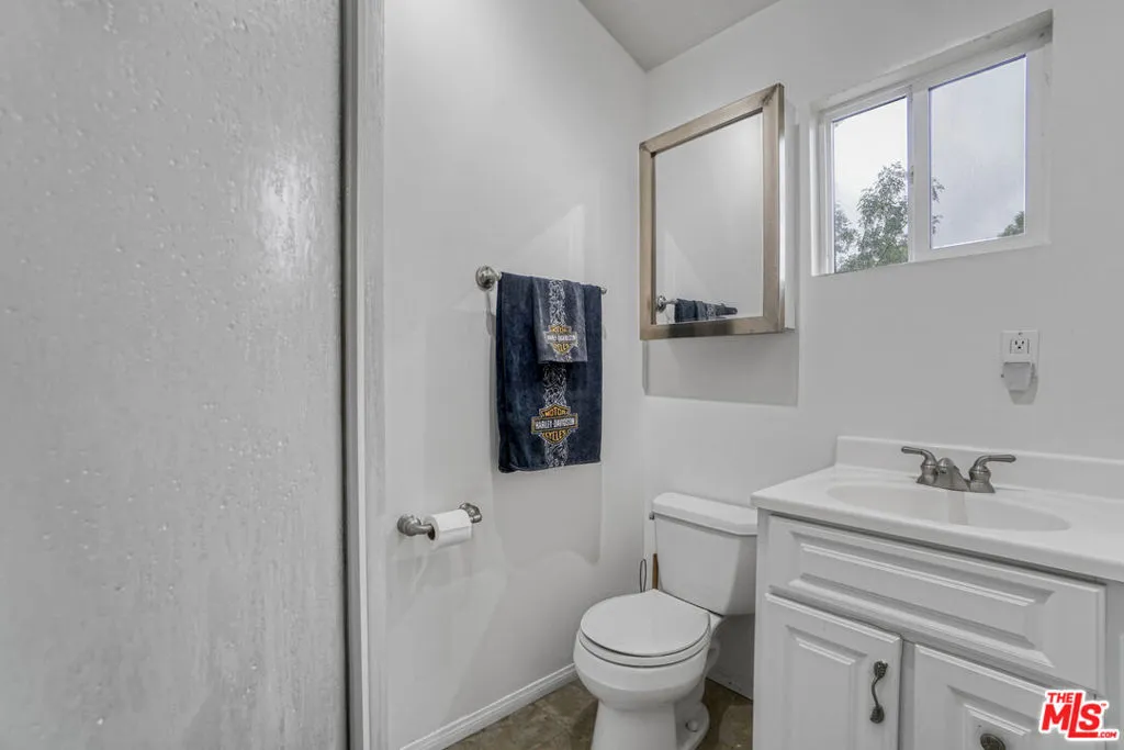 22460 Venido Road, Woodland Hills, California 91364 home-pic-15
