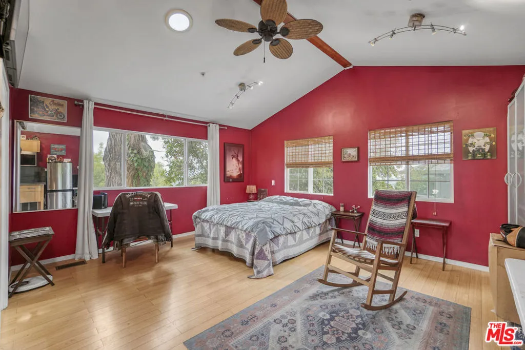 22460 Venido Road, Woodland Hills, California 91364 home-pic-14