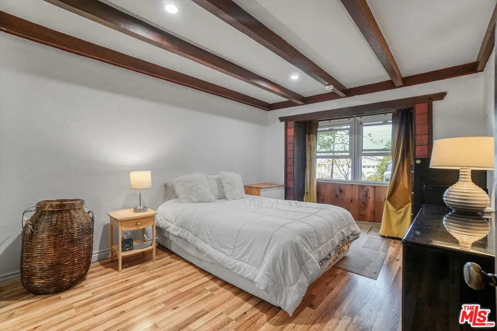 22460 Venido Road, Woodland Hills, California 91364 home-pic-9