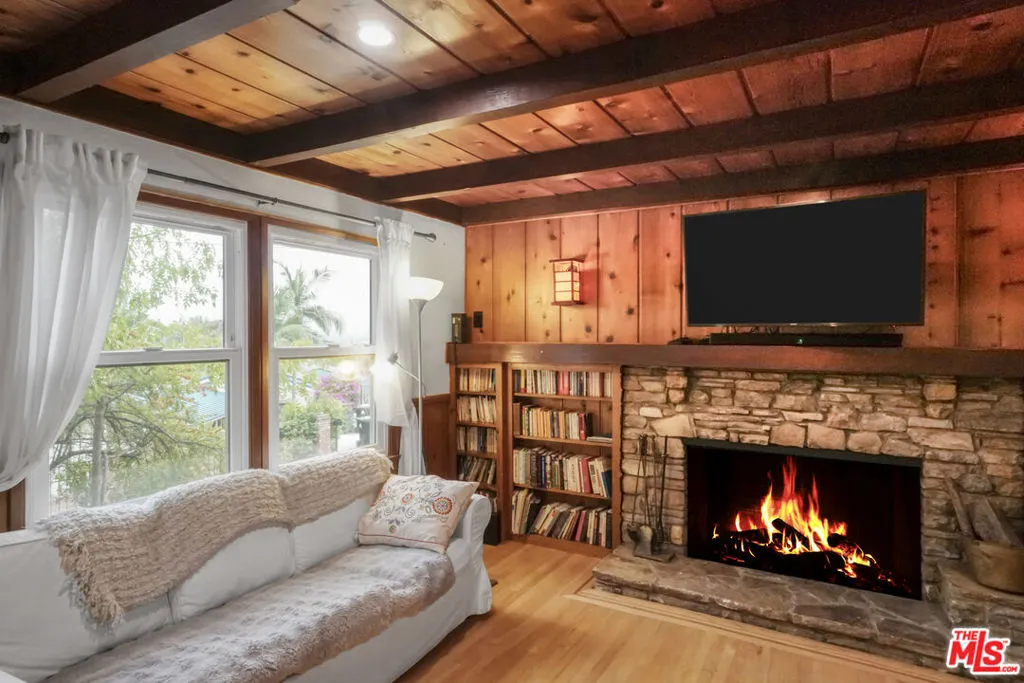 22460 Venido Road, Woodland Hills, California 91364 home-pic-3