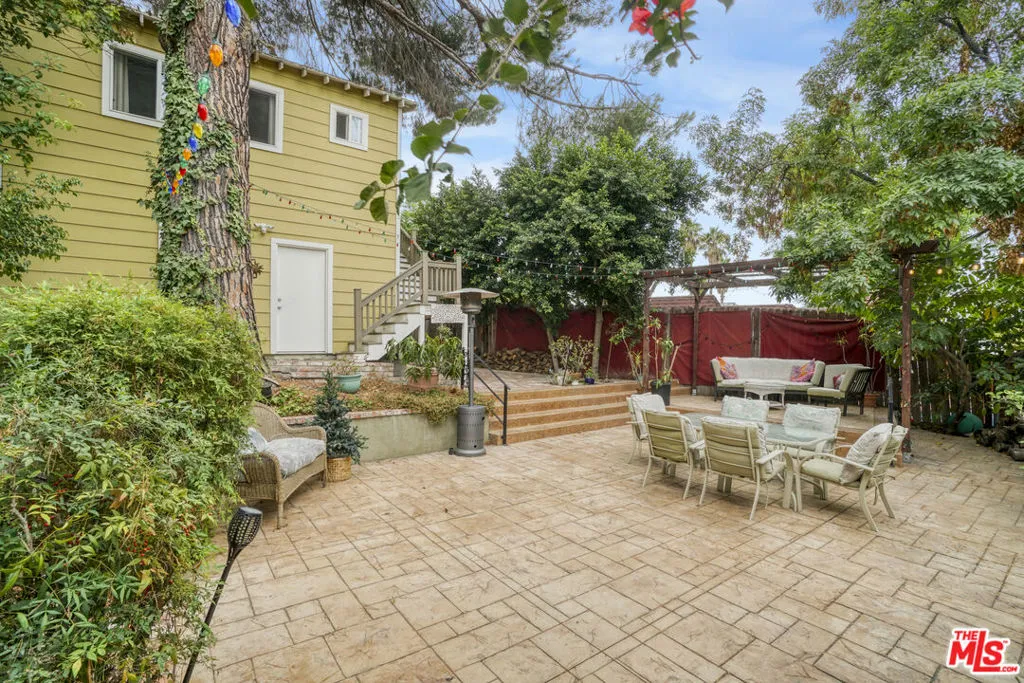 22460 Venido Road, Woodland Hills, California 91364 home-pic-17