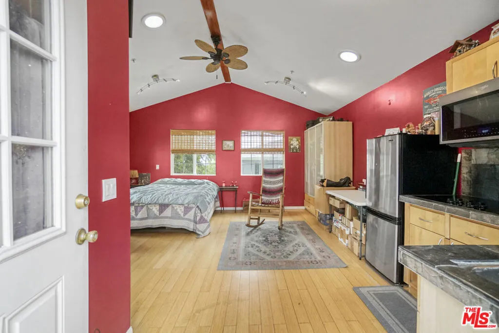 22460 Venido Road, Woodland Hills, California 91364 home-pic-12