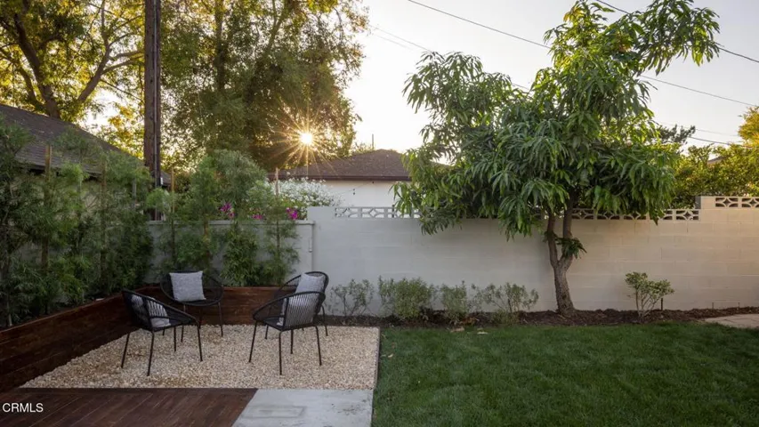 23-web-or-mls-2074 Las Lunas St by Pierr