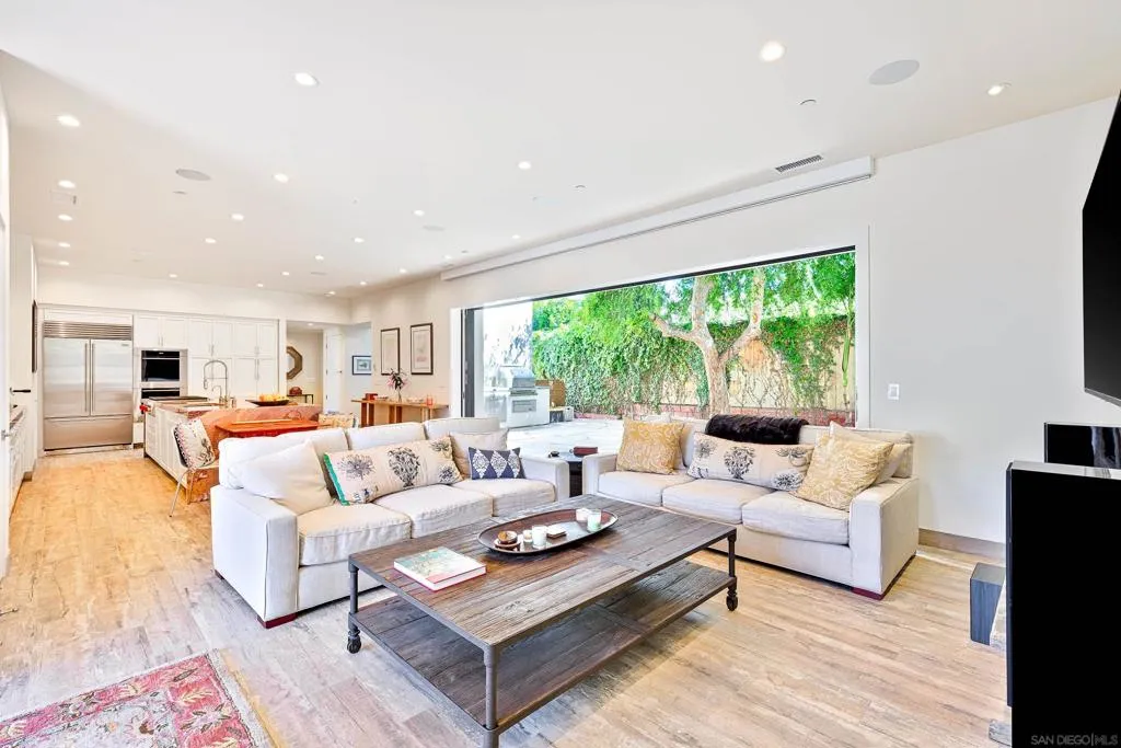 8477 El Paseo Grande, La Jolla, California 92037 home-pic-2