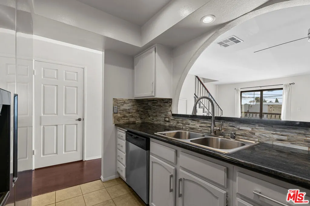 2480 Penmar Avenue 2, Venice, California 90291 home-pic-6