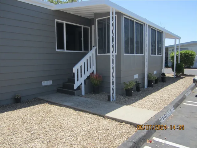 Sunroom Entry/East Side
