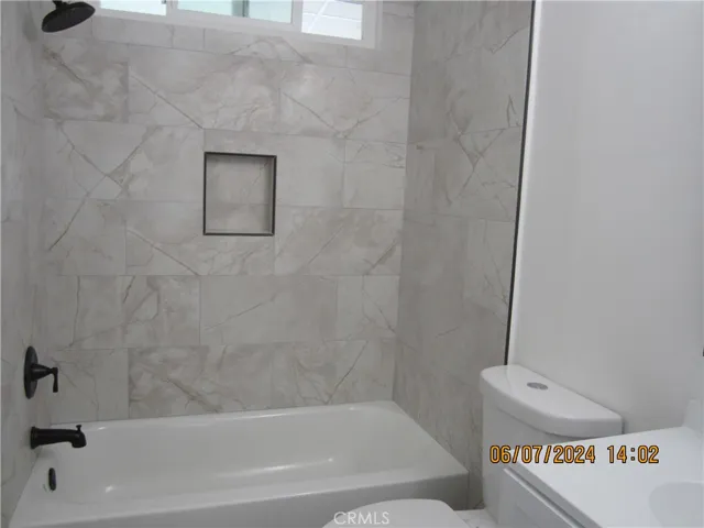 Hall Bath/Tub