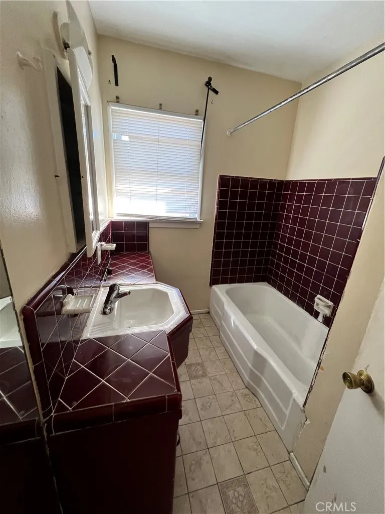 1037 1037 Kewen, San Fernando, California 91340 home-pic-10