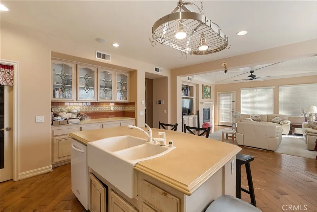 6800 Knightsbridge Court, Eastvale, California 92880 home-pic-12