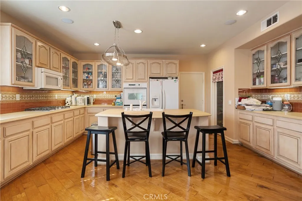 6800 Knightsbridge Court, Eastvale, California 92880 home-pic-9