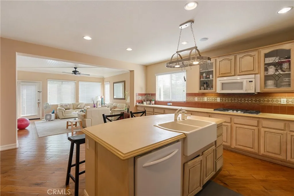 6800 Knightsbridge Court, Eastvale, California 92880 home-pic-11