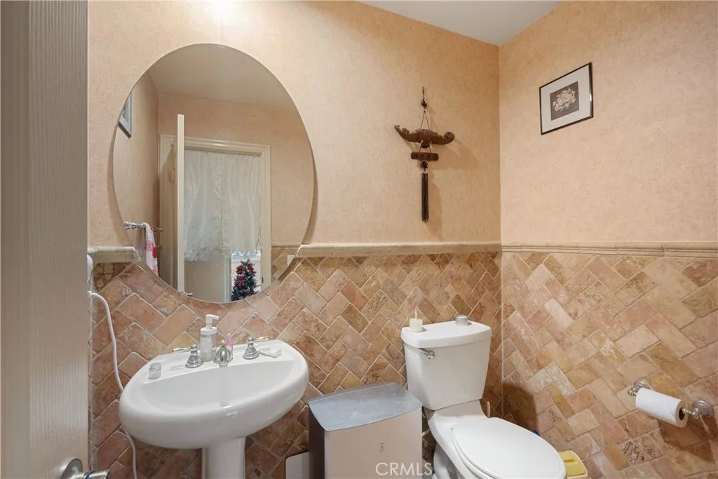 6800 Knightsbridge Court, Eastvale, California 92880 home-pic-19