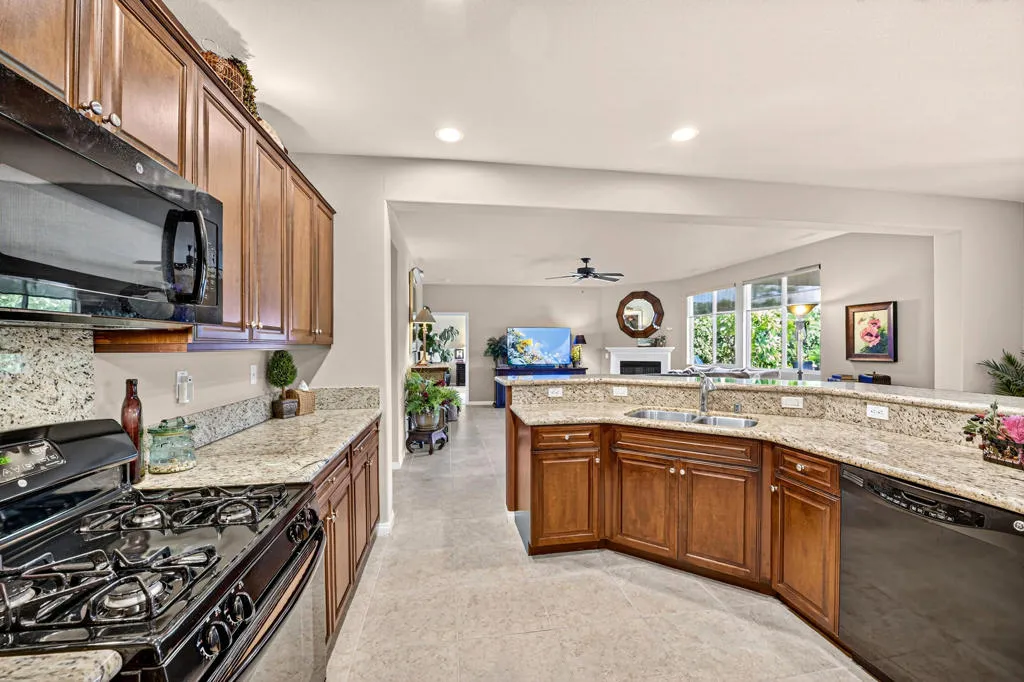 39492 Camino Piscina, Indio, California 92203 home-pic-13