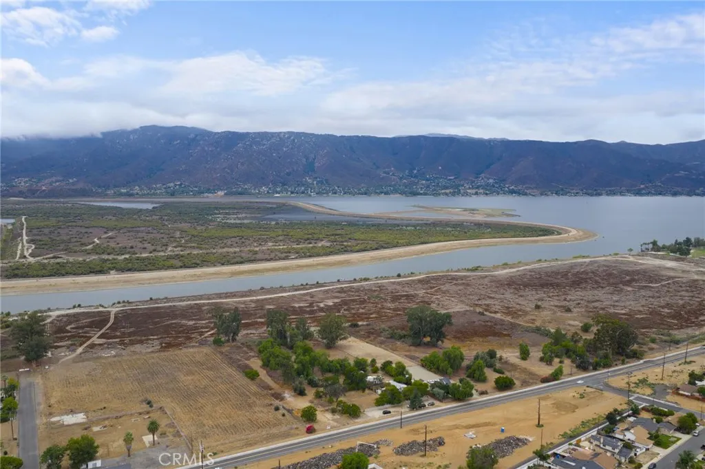 816 E Lakeshore, Lake Elsinore, California 92530 home-pic-5