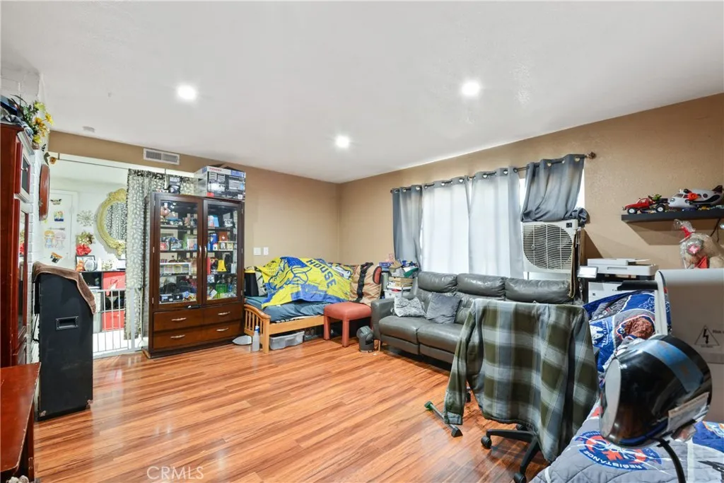 917 E Jackson, Rialto, California 92376 home-pic-2