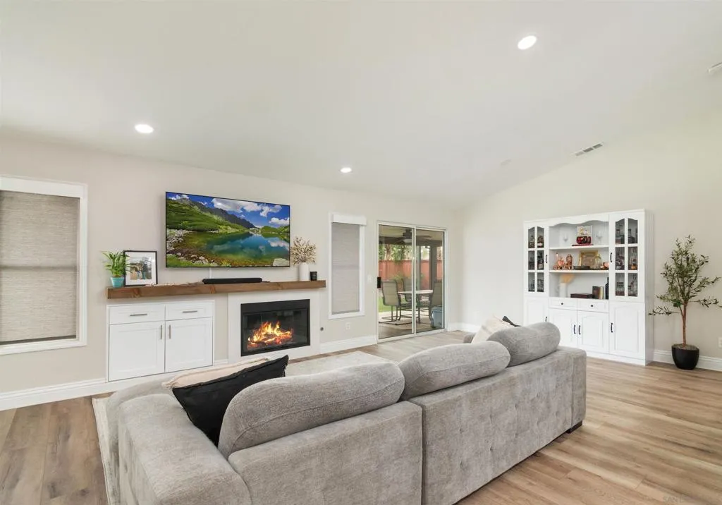 31867 Crecy Dr, Winchester, California 92596 home-pic-1
