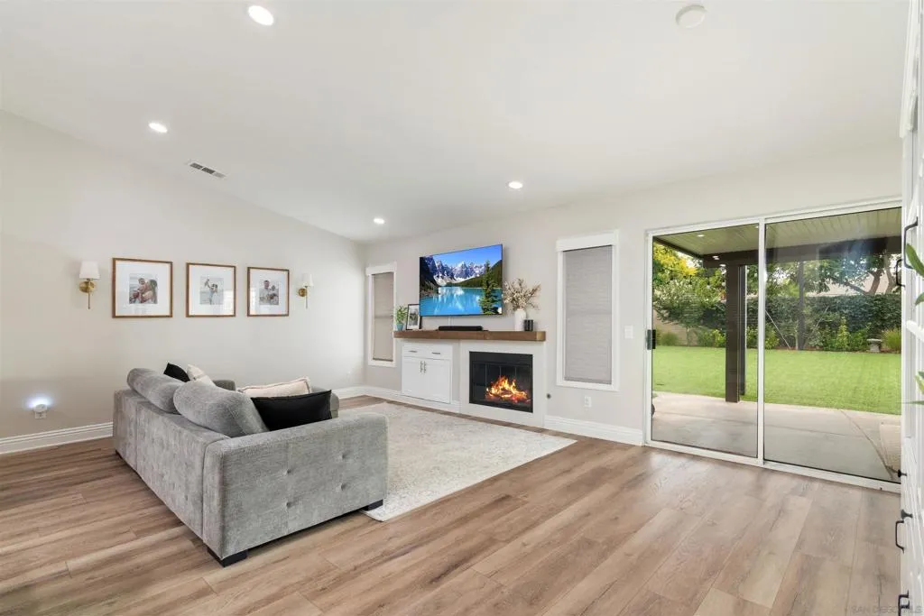 31867 Crecy Dr, Winchester, California 92596 home-pic-2
