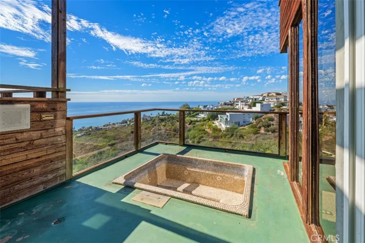 Sunken Jacuzzi on lower patio