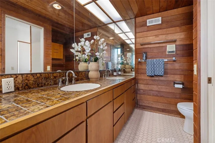 Primary Bathroom w/double sinks