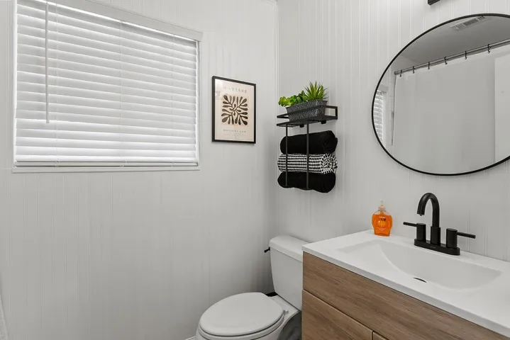 Hall-Guest Bath with tub