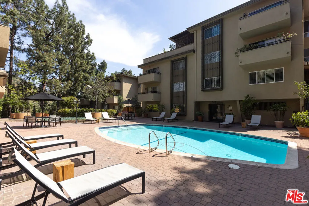 6708 Hillpark Drive 302, Los Angeles, California 90068 home-pic-18