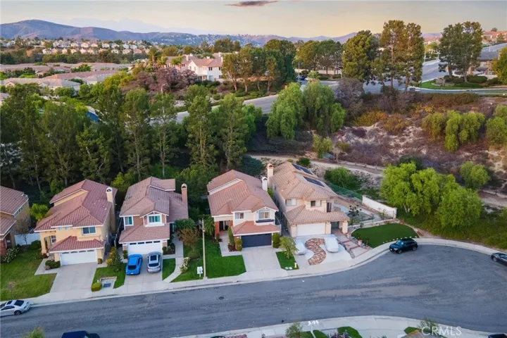 Enjoy a intimate cul-de-sac neighborhood!