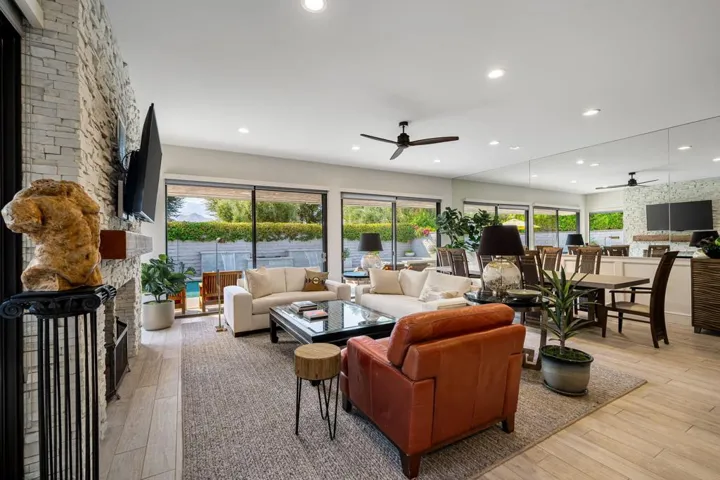 Living Room/Dining Area