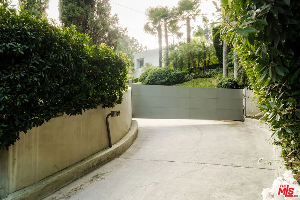 2731 Hutton Drive, Beverly Hills, California 90210 home-pic-30