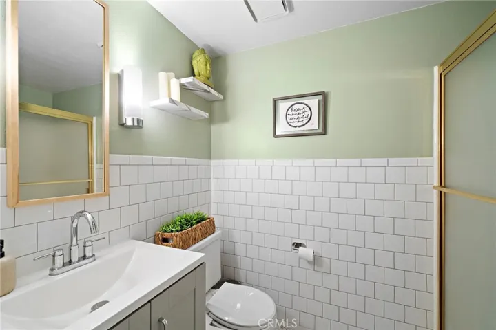 Downstair FULL bathroom
