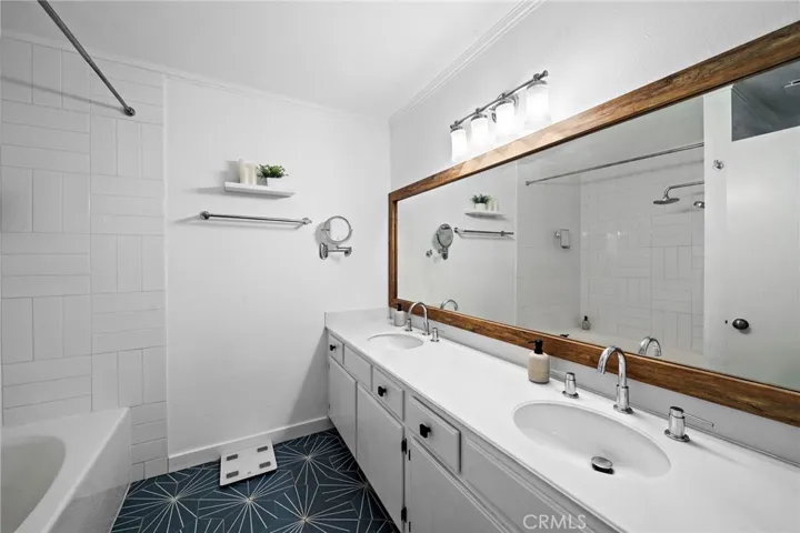 Upstairs duel vanity Bathroom 2