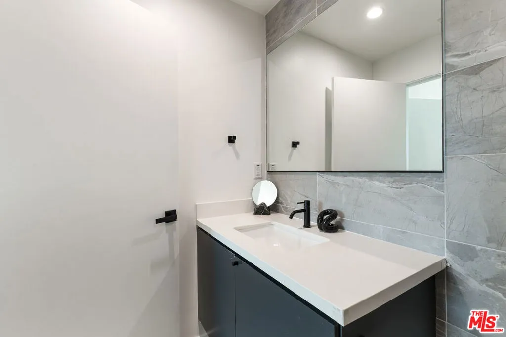 2652 S Mansfield Avenue, Los Angeles, California 90016 home-pic-25