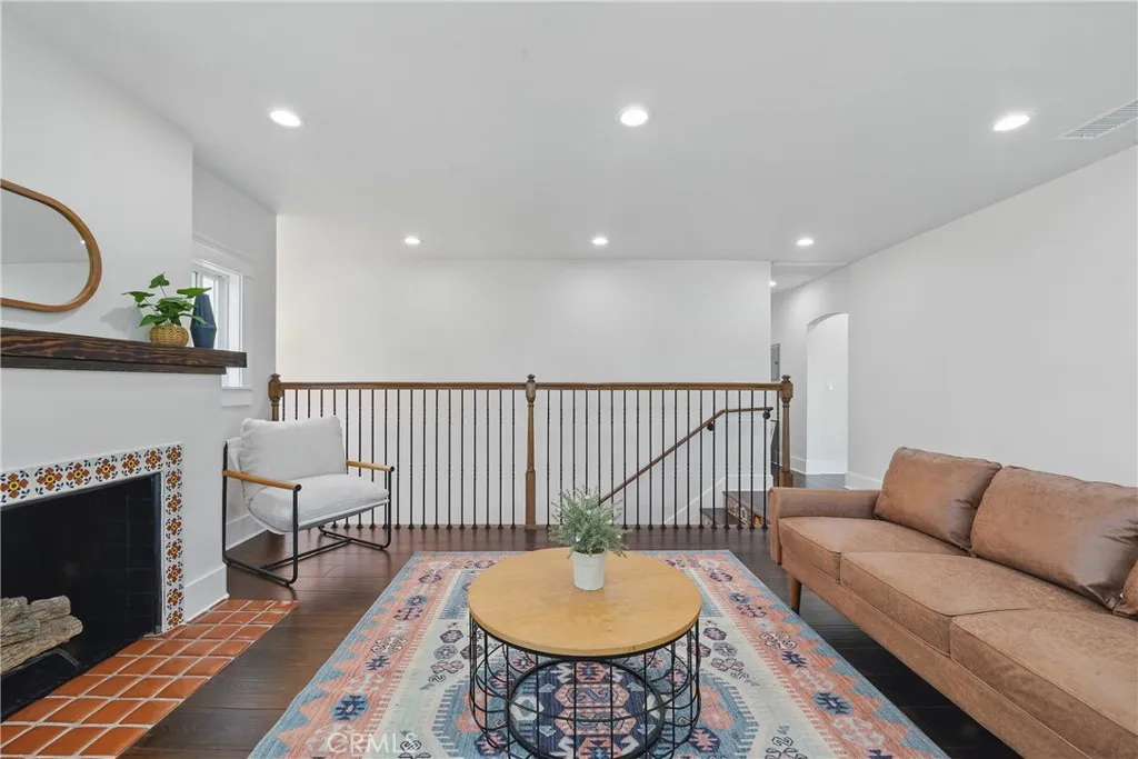 2111 S Bronson Ave, Los Angeles, California 90018 home-pic-29